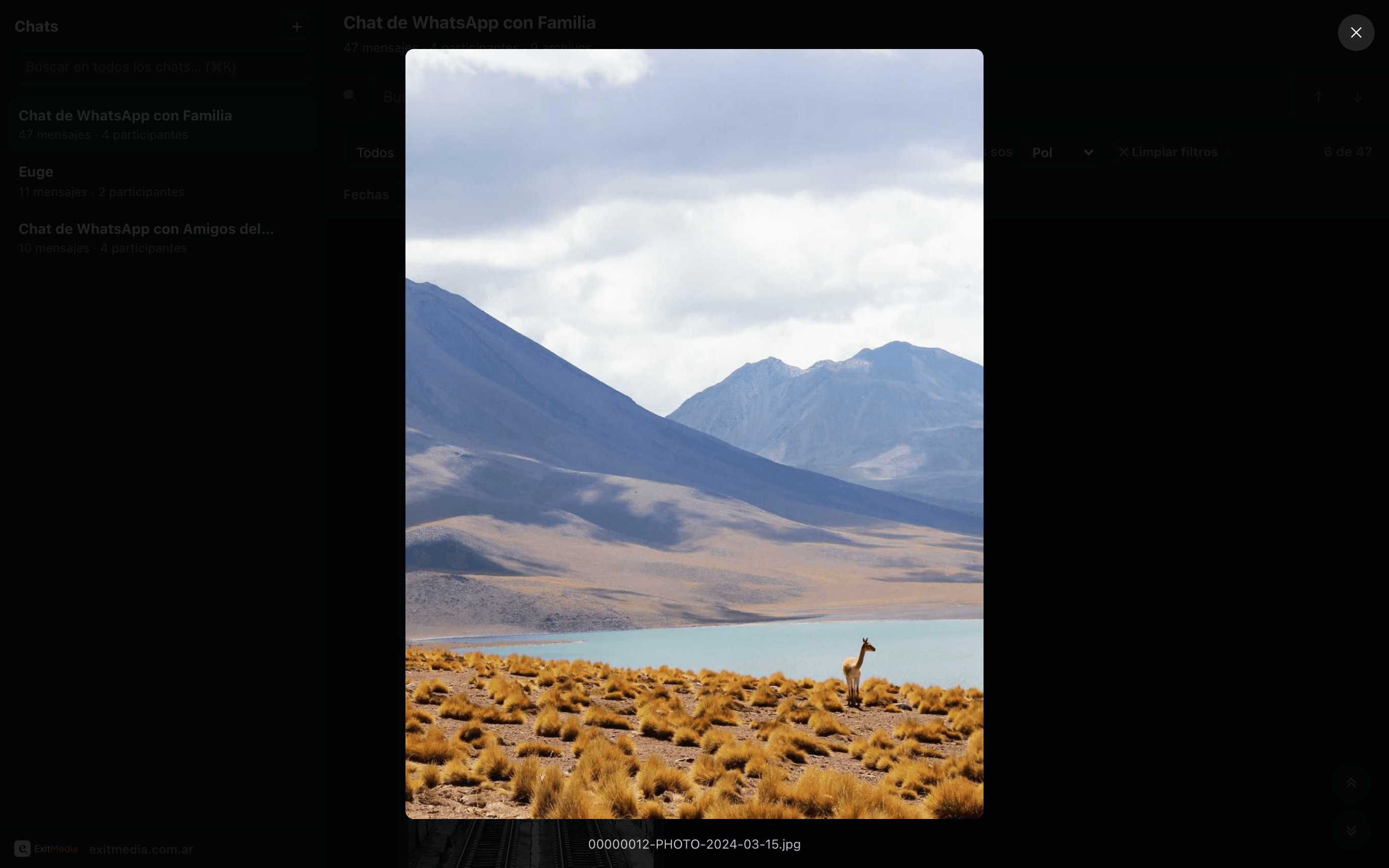 Una foto de un lago de montaña abierta a pantalla completa en el visor de WhatsArchive.